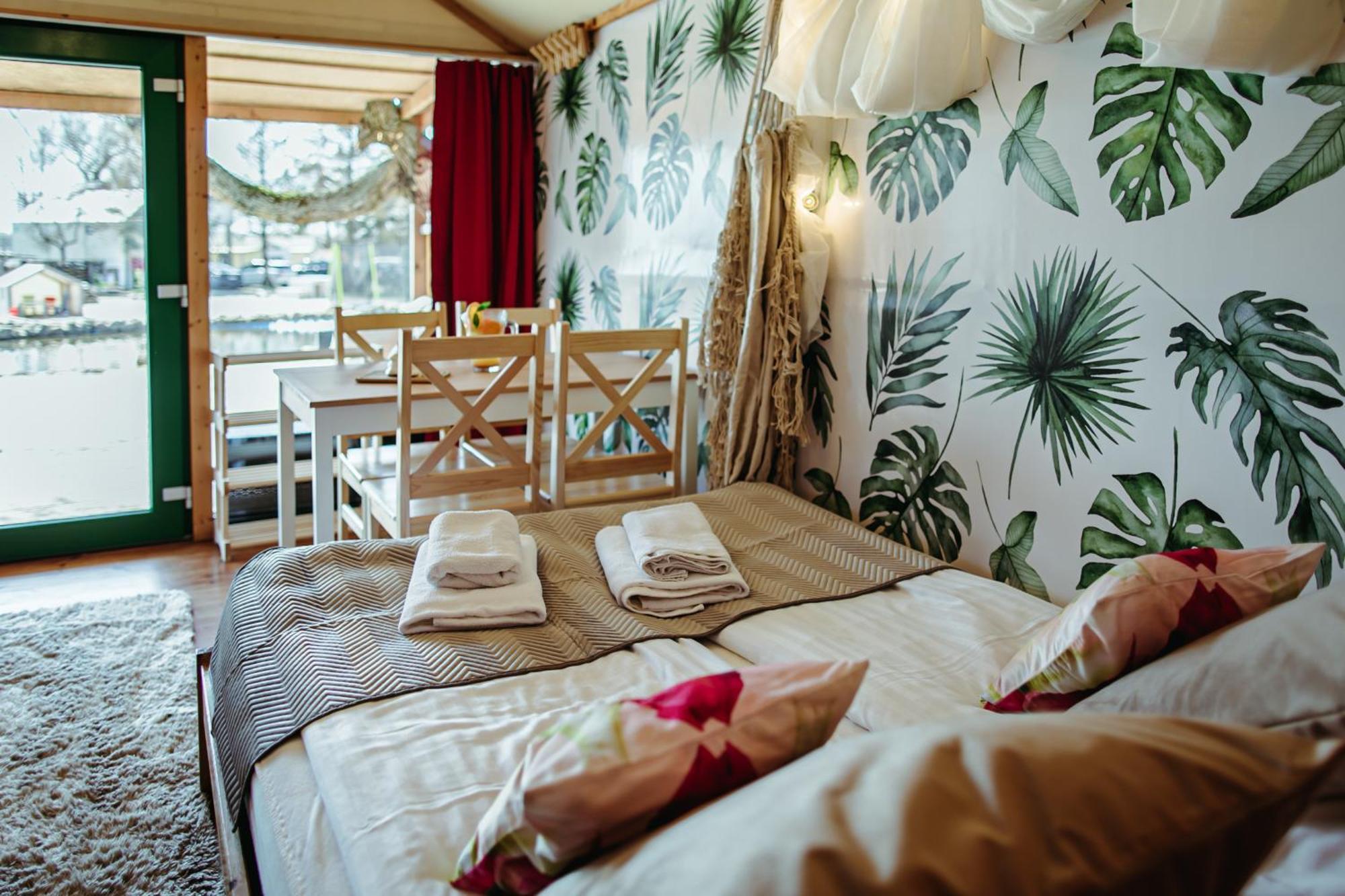 Herbals - Tree&Lake Houses With Bath, Sauna, Bikes, Motorboat Mielno  Habitación foto
